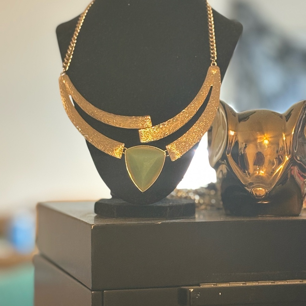 Chic Gold and Green Pendant Necklace